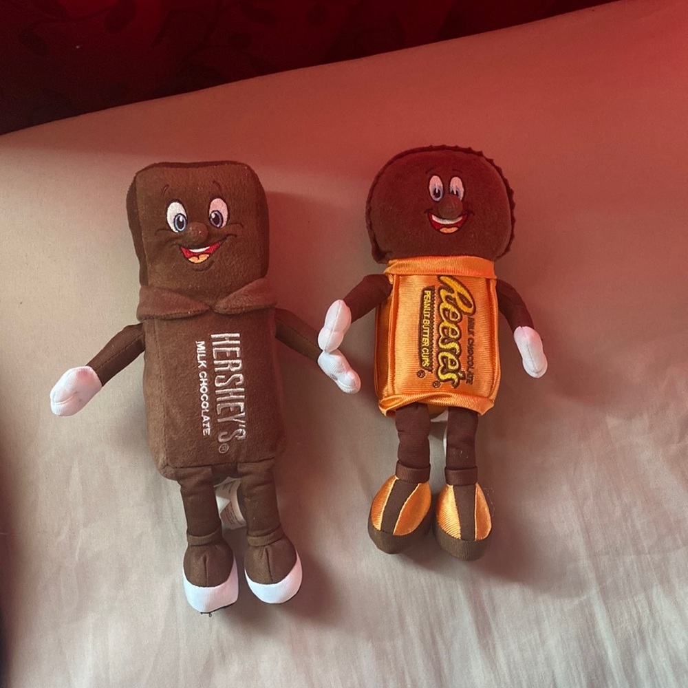 The petting zoo Hershey’s and Reese’s chocolate plushies